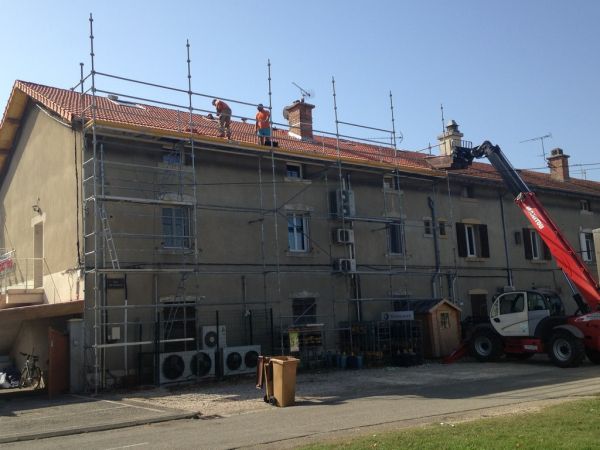 Réparation de la toiture d'un immeuble à Salins de Giraud